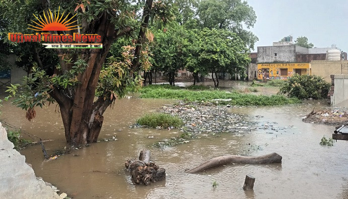 पहली ही बारिश में तालाब ओवरफ्लो, स्कूल बना तरणताल, कक्षा-कक्ष और कार्यालय में घुसा पानी, चारदीवारी भी गिरी