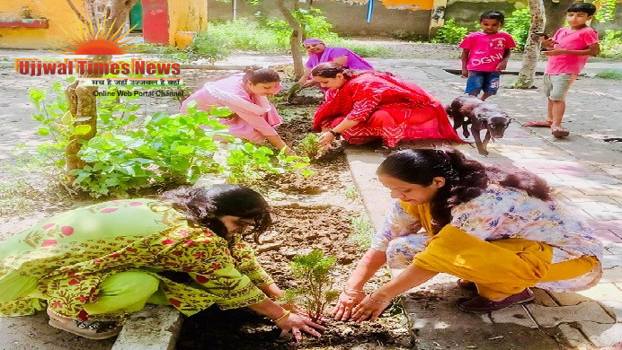एक पेड़ मां के नाम: नूरपुर मुजविदा के सरकारी स्कूल में हरियाली का संकल्प, शिक्षिकाओं ने रोपे 50 पौधे
