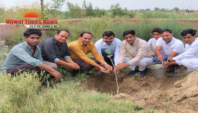 आँखें' के पर्यावरण रक्षको ने नाथ सम्प्रदाय की समाधी में रोपे बरगद व पीपल के पौधें