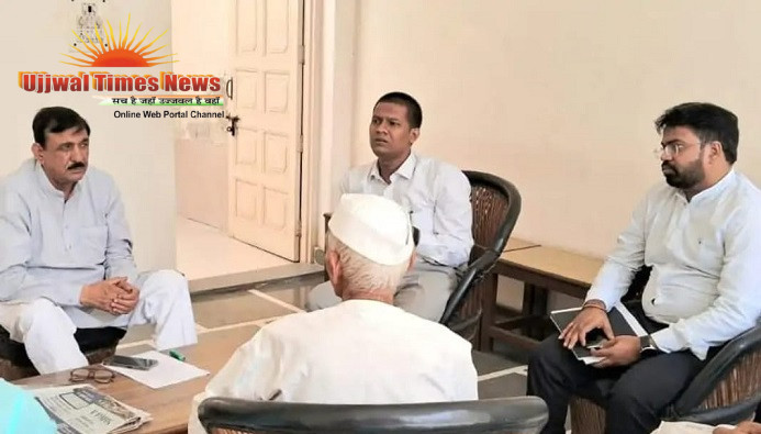 रालोद विधायक डॉ अजय कुमार ने ली बिजली विभाग के अधिशासी अभियंताओं की क्लास