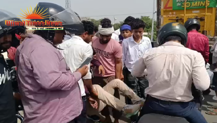 जयगुरुदेव ओवरब्रिज पर भीषण हादसा: ट्रक में पीछे से घुसी बाइक, दो युवक गंभीर घायल
