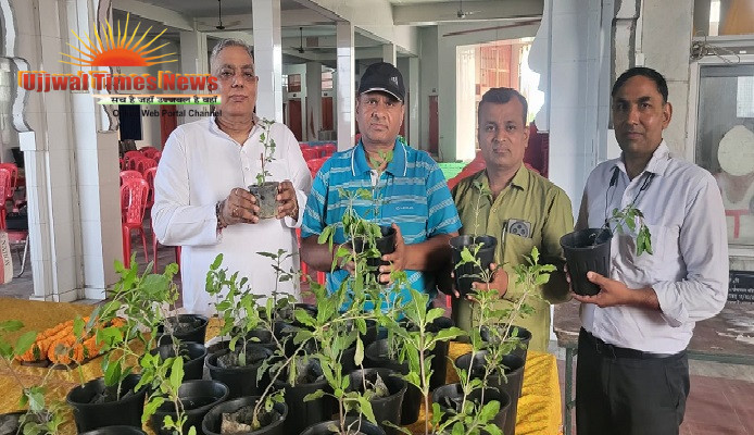 जगतगुरु डॉ तेजबीर सिंह खोखर को पर्यावरण रक्षको ने भेंट किये तुलसी के 101 पौधें