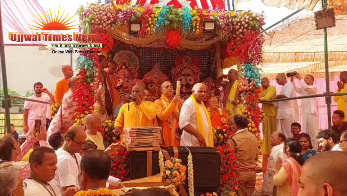 मथुरा में निकली भव्य जगन्नाथ रथयात्रा, कमिश्नर, डीआईजी और एसएसपी ने खींचा भगवान का रथ