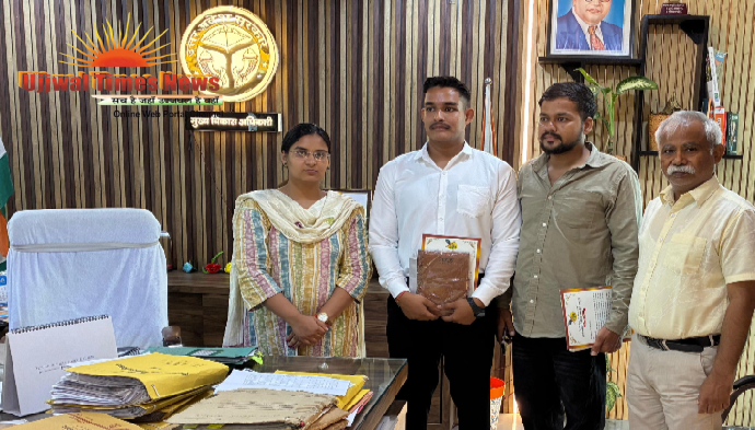 सरकारी लाइब्रेरी से पढ़कर दो युवाओं ने हासिल की दरोगा की वर्दी, सीडीओ ने किया सम्मानित