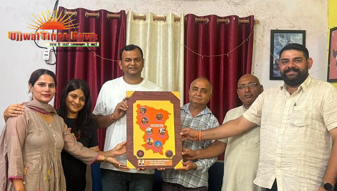 विश्व हिन्दू महासंघ ने एडीएम अमरचंद वर्मा के कार्यकाल की सराहना की, सनातन विरासत का प्रतीक चिह्न किया भेंट