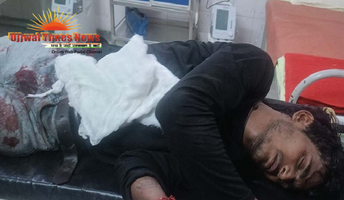 चलती ट्रेन में चढ़ने की कोशिश पड़ी भारी, पैर फिसलने से पटरी के बीच गिरा युवक, गंभीर हालत में अस्पताल में भर्ती