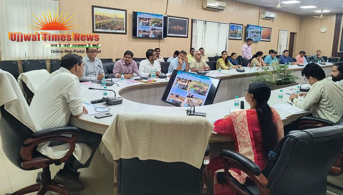 भूमि एवं जल संरक्षण योजनाओं की डीएम ने की समीक्षा, अधिकारियों को दिए आवश्यक निर्देश