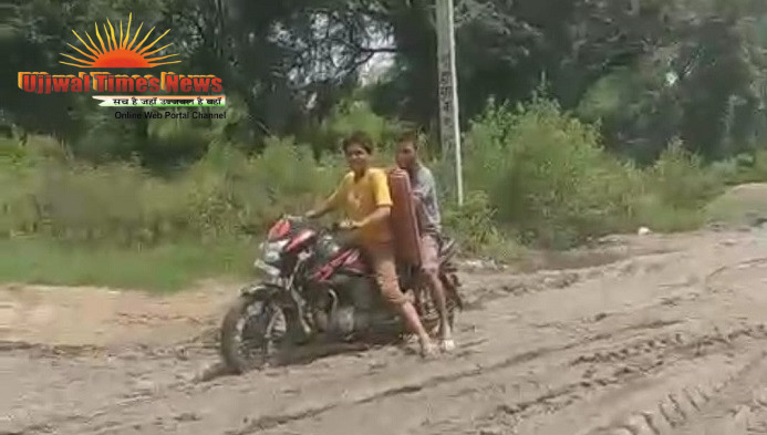 बरसात में आवागमन हुआ दूभर, ग्रामीणों ने डीएम और राज्यमंत्री से लगाई तत्काल सड़क निर्माण की गुहार