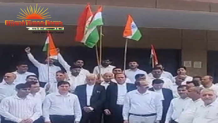 जंतर मंतर पर हुए लाठीचार्ज के विरोध में अधिवक्ताओं ने किया विरोध प्रदर्शन, दिया ज्ञापन