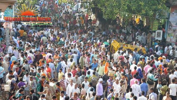 गुरु पूर्णिमा पर गिरिराज धाम में उमड़ी श्रद्धा, परिक्रमा मार्ग पर दिन-रात जारी है भक्ति और सेवा