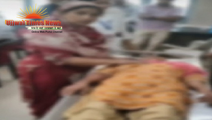 सर्पदंश से पीडिता को लोनी से झाड- फूंक हेतु खट्टा प्रह्लापुर पहुंचे परिजन, हालत नाजुक होने पर कराया जिला अस्पताल में भर्ती