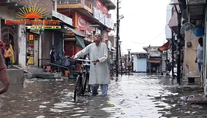संकरी गलियों में जमा पानी से श्रद्धालु परेशान, खुले विद्युत उपकरण और तार बने चिंता का कारण