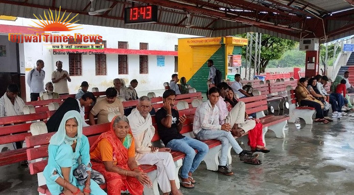 खेकड़ा रेलवे स्टेशन पर यात्रियों को करना पड़ा लंबा इंतजार, बारिश के बीच बच्चों, महिलाओं और बुजुर्गों की बढ़ी परेशानी