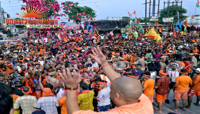 मेरठ में CM योगी ने कांवड़ियों पर बरसाए फूल, बोले- सुरक्षा और सम्मान सरकार की प्राथमिकता