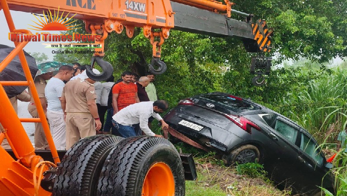 रमाला पुलिस की तत्परता: गड्ढे में पलटी कांवड़ियों की कार, सभी को बाहर निकाला तथा क्रेन से निकलवाई कार