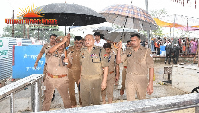 तेज बारिश में भी नहीं रुका एडीजी का निरीक्षण, पुरा महादेव मंदिर और कांवड़ मार्ग पर परखी सुरक्षा व्यवस्था