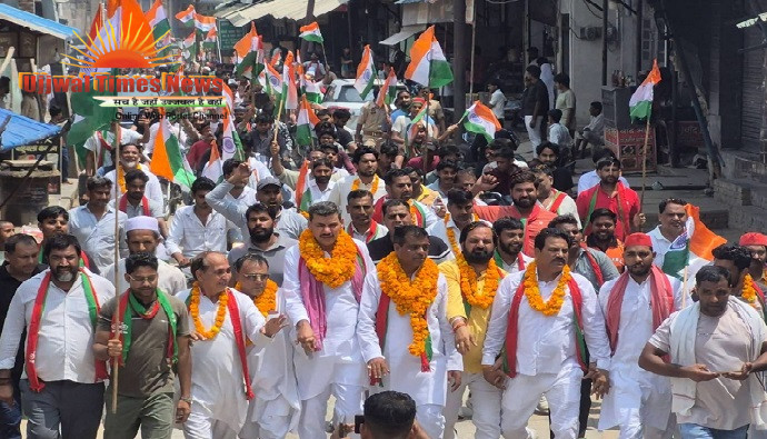 सपा कार्यकर्ताओं ने निकाली तिरंगा यात्रा, जगह-जगह पुष्पवर्षा से हुआ स्वागत