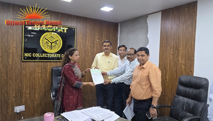 मलकपुर चीनी मिल ने किसानों के गन्ना मूल्य भुगतान के लिए जिलाधिकारी को सौंपा 25 करोड़ का चेक