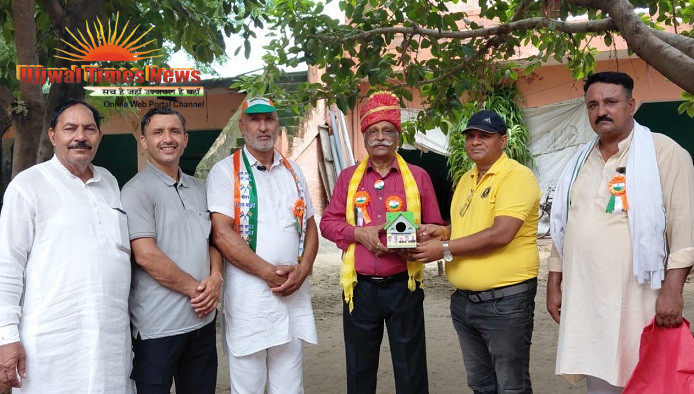 रिटायर्ड एसीपी डीके शर्मा ने गांव के स्कूली बच्चों संग ताजा की बचपन की यादें, तिरंगे के प्रति जताया प्यार