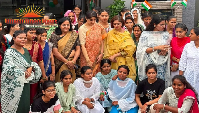 आत्मनिर्भरता की ओर बढ़ती बेटियां, चारु चौधरी ने छात्राओं को वितरित कीं सिलाई मशीनें