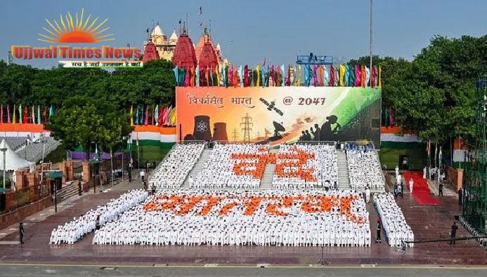 लाल किले पर पहली बार गूंजा ‘वंदे मातरम्’, तिरंगा फहराते ही 21 तोपों की सलामी और आसमान से हुई पुष्पवर्षा