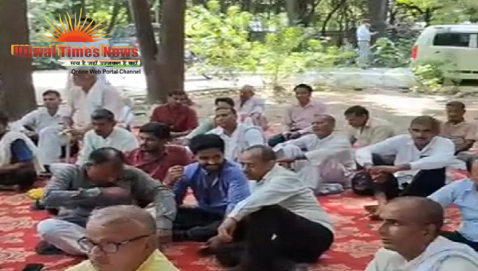 आरक्षण व्यवस्था के विरोध में सर्व समाज का प्रदर्शन, कलेक्ट्रेट में धरना देकर सौंपा ज्ञापन