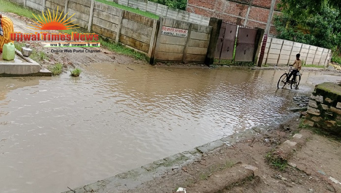 ककराही-कतावरिया मार्ग पर जलभराव, कीचड़ से राहगीर और स्कूली बच्चे परेशान