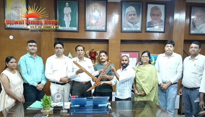 पुरातन छात्रों का संस्थान से लगाव: प्राचार्य को कृषि का प्रतीक हल भेंट कर किया सम्मानित