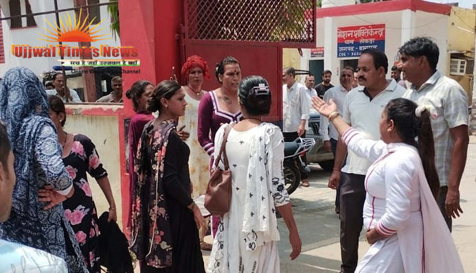 नेग मांगने के क्षेत्र को लेकर किन्नरों के दो गुट आमने-सामने, सड़क पर मारपीट और गाड़ी में तोड़फोड़