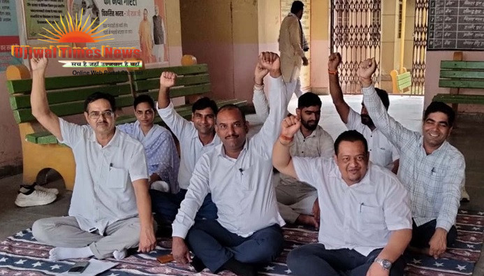 भ्रष्टाचार निवारण संगठन की कार्रवाई के विरोध में लेखपालों का हल्लाबोल, तहसील पर धरना
