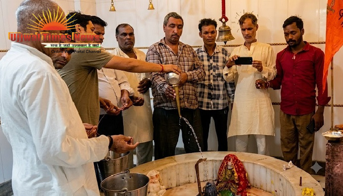 श्रावण के आखिरी सोमवार को बाबा कालेसिंह मंदिर में गूंजे हर-हर महादेव