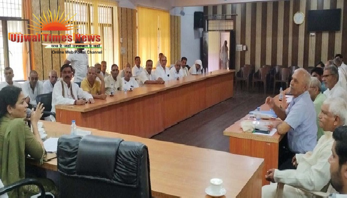 मुआवजे की मांग पर अड़े किसान, औद्योगिक क्षेत्र के भूमि अधिग्रहण पर बैठक बेनतीजा