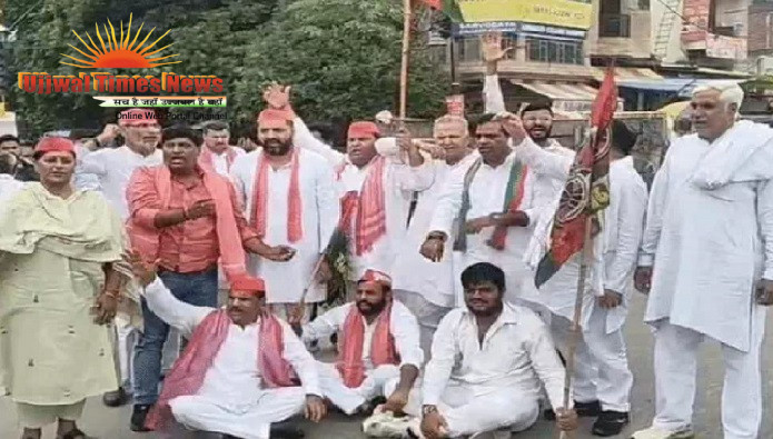 अखिलेश यादव के खिलाफ पोस्टर से भड़के सपाई, एसपी कार्यालय पर धरना-प्रदर्शन