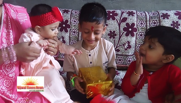 बहनों ने भाइयों की कलाई पर बांधा प्यार का रक्षासूत्र, भाइयों ने उपहार देकर लुटाया प्यार