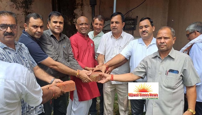 एमएलसी श्रीचंद शर्मा की निधि से महामना मालवीय कॉलेज में बनेगा नया कक्ष