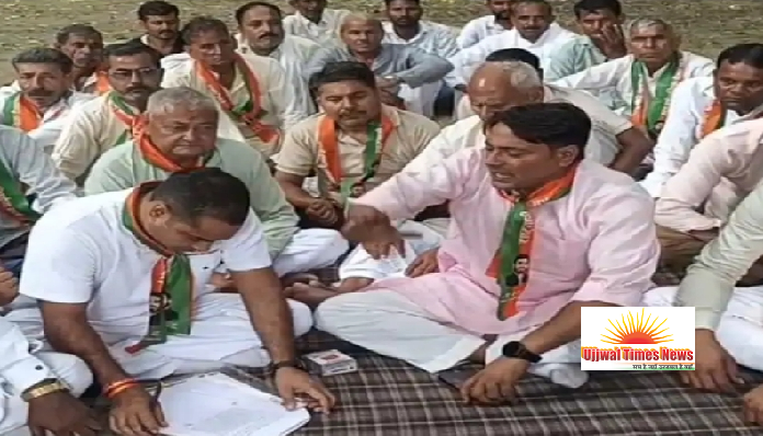 फीस में बेतहाशा वृद्धि, बिजली की आंख-मिचौली और किसानों की समस्याओं को लेकर राष्ट्रवादी नवनिर्माण दल का धरना
