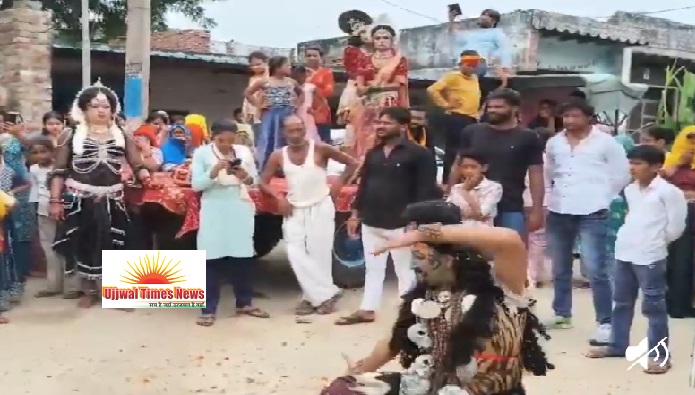 लहचौड़ा में निकली राधा-कृष्ण की भव्य झांकी, श्रद्धालुओं ने बरसाए फूल; सपा नेता बिल्लू प्रधान ने किया शुभारंभ