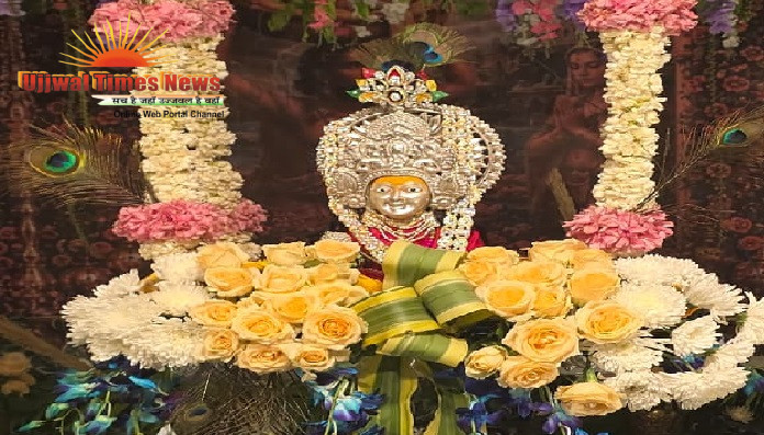 झंडेवालान देवी मंदिर में धूमधाम से मनाया गया कृष्ण जन्मोत्सव, आधी रात को हुआ लड्डू गोपाल का अभिषेक