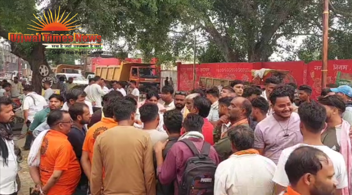 वेतन के लिए सड़कों पर उतरे नगर निगम के कर्मचारी, कचरा वाहन चालकों ने रोका काम