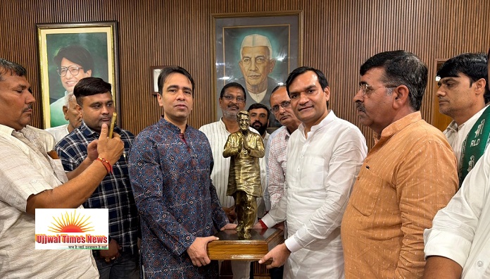 केंद्रीय मंत्री जयंत चौधरी को भेंट की पिता चौधरी अजित सिंह की प्रतिमा