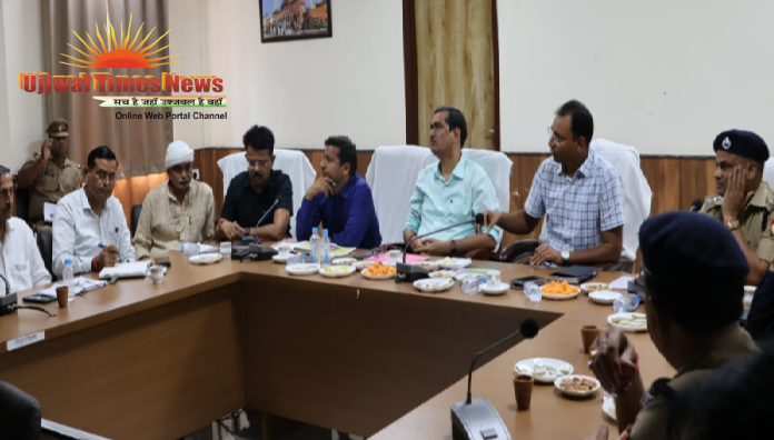 सुरक्षा व्यवस्था का लिया जायजा, अधिकारियों को दिए स्पष्ट निर्देश; श्रद्धालुओं की सुविधा और शांतिपूर्ण आयोजन पर जोर,बरसाना में DM-SSP की बैठक