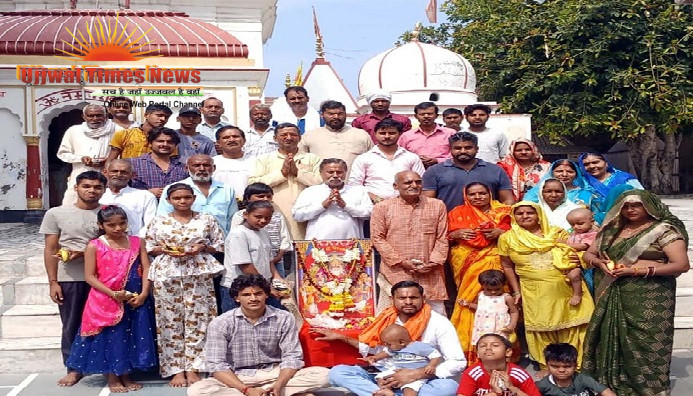 हवन में आहुतियां देकर भगवान विश्वकर्मा से देश में निर्माण कार्य निरंतर बने रहने की कामना