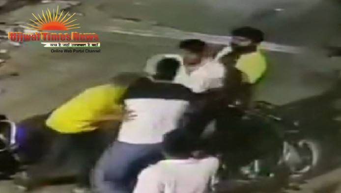 फाइनेंस कंपनी मालिक पर युवक से मारपीट का आरोप, तीन-चार लोगों ने पीटा; वीडियो वायरल