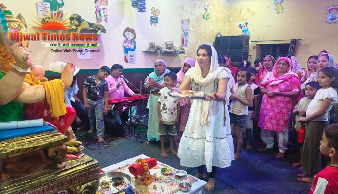 गणेश महोत्सव में वैदिक मंत्रोच्चार के बीच हुआ पूजन, भजन संध्या में झूमे श्रद्धालु