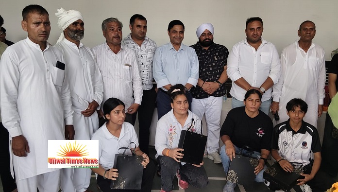 खिलाड़ियों व मेधावियों को सम्मानित कर बढ़ाया हौसला