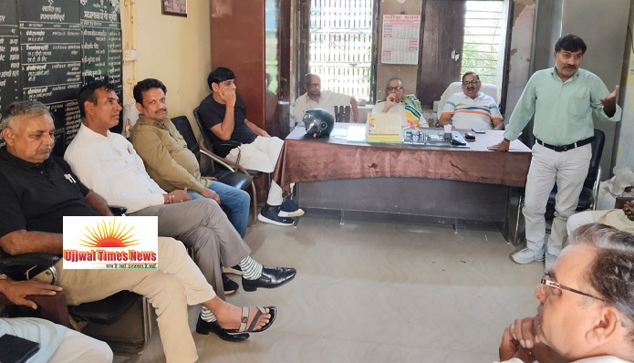 अधिकारी की शह पर पनप रहे जातिवाद, धनाढ्यवाद और भ्रष्टाचार की बैठक में निंदा