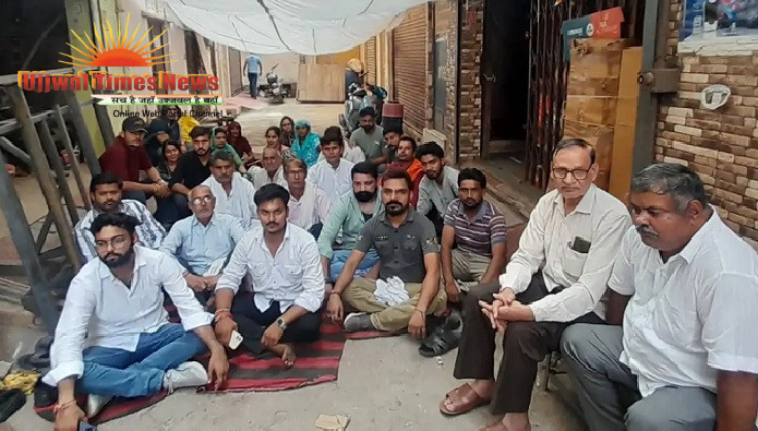 पति के घर में रहने की मांग को लेकर महिला का धरना, मायके से पहुंचे परिजन भी बने सहारा