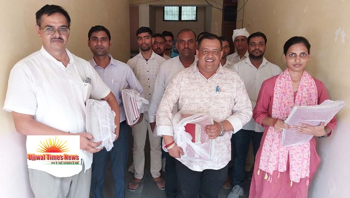 अतिरिक्त हल्के के बस्ते जमा कर लेखपालों ने शुरू किया कार्य बहिष्कार