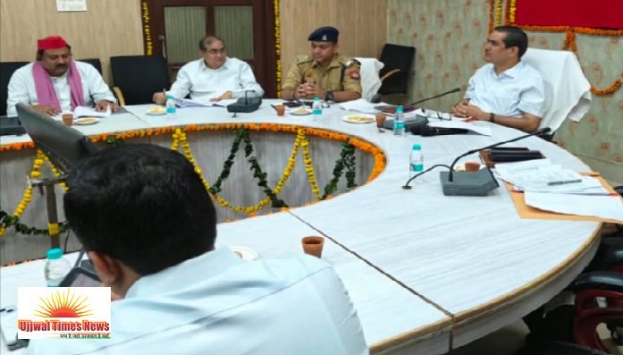 डीएम ने राजनीतिक दलों के प्रतिनिधियों के साथ की बैठक, मतदान केंद्रों और मतदेय स्थलों के प्रस्ताव पर हुई चर्चा