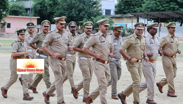 एसएसपी का सख्त निरीक्षण शुक्रवार परेड में अनुशासन और व्यवस्थाओं को परखा, ड्यूटी में सतर्कता के दिए निर्देश